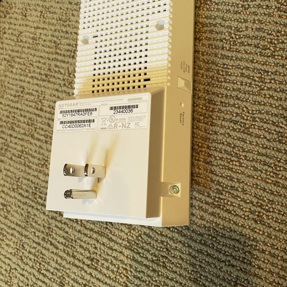 Netgear Nighthawk X4S AC2200 Tri-Band WiFi Mesh Range Extender // Model EX7500 - Picture 3 of 10